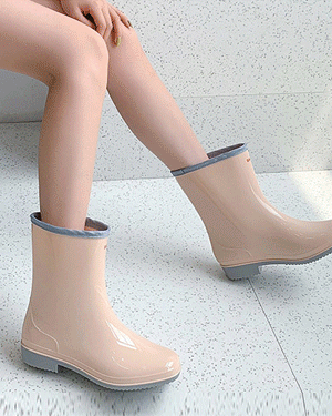 브로디 앵클 레인 부츠 숏 에나멜 유광 비치 바캉스 아쿠아 물놀이 심플 통굽 가벼운 장화 신발 캐주얼 PVC 젤리 방수 슈즈 2.5cm