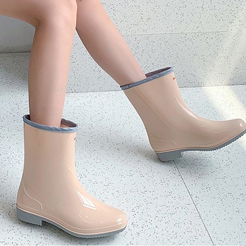 브로디 앵클 레인 부츠 숏 에나멜 유광 비치 바캉스 아쿠아 물놀이 심플 통굽 가벼운 장화 신발 캐주얼 PVC 젤리 방수 슈즈 2.5cm